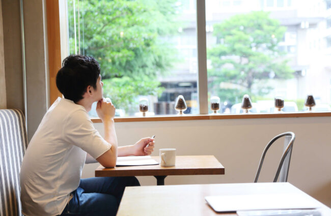 ラテラルシンキングとは？水平思考で革新的アイデアを生み出す方法